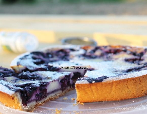 Для начинки смешать венчиком йогурт, сахар, яйцо и крахмал. Основу слегка присыпать крахмалом, выложить ягоды и залить все яично-йогуртовой смесью. Выпекать при 180°C примерно 30 минут. У готового тарта начинка будет подрагивать как у чизкейка, но после остывания станет более плотной.