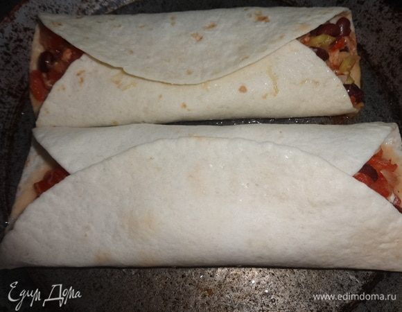 Я еще захотела обжарить закуску. Но обжаривать надо с одной стороны, т.к. если перевернуть на другую сторону, то вся начинка выпадет. Налить в сковороду оставшееся масло и обжарить буррито с одной стороны в течение 1 мин.
