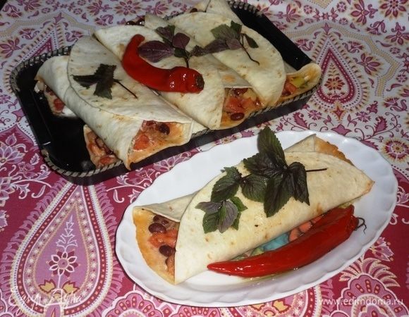 Обжаренные буррито выложить на блюдо. Украсить любой зеленью по вкусу. Я еще украсила маринованным острым перцем. Прошу к столу! APETITO AGRADABLE!