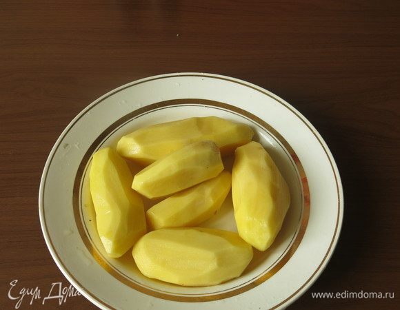 Картофель моем, чистим, но не кладем в воду.