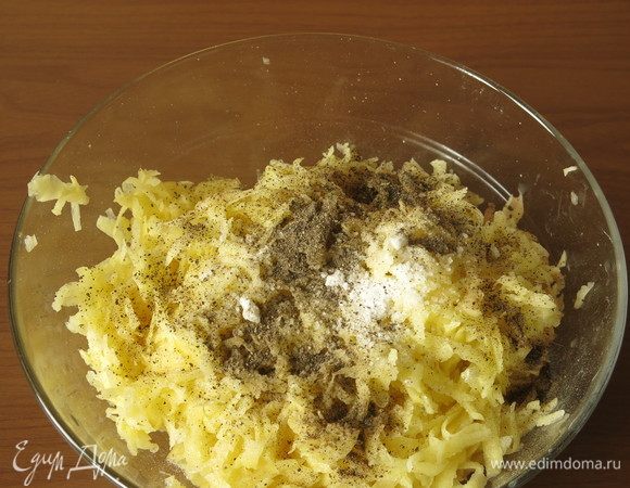 Солим, перчим, перемешиваем, даем выделиться соку.