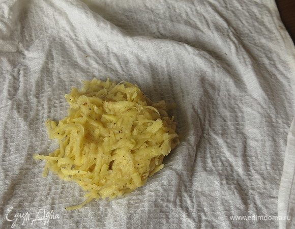 Кладем часть картошки на полотенце.