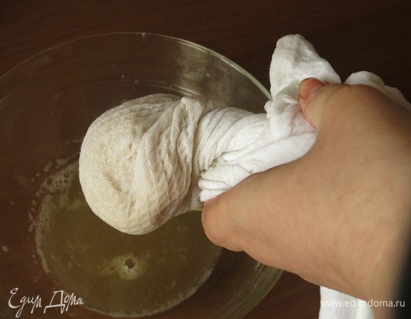 Закручиваем полотенце, выдавливаем сок.