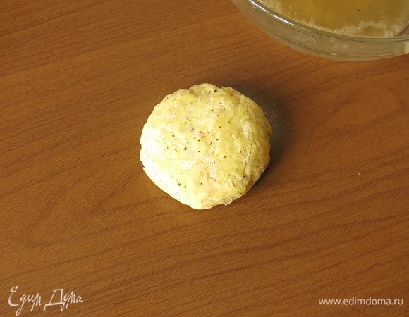 Кладем высушенный картофель на стол.