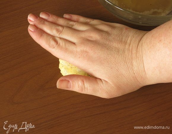 Формируем плоские оладьи, прижимая их к столу рукой.