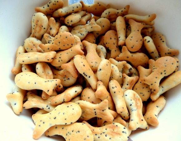 Покупаем самые обычные крекеры. У меня сладковатые с маком, он тоже будет кстати.