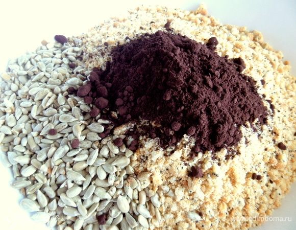 Растолочь печенье в крошку, добавить какао, жареные семечки или орехи.