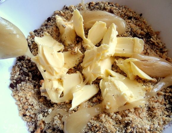 Ввести мягкое масло и мед.