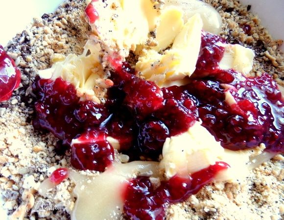 Добавить варенье по вкусу. Сахар я не добавляла. Если варенье кислое, то он может и понадобиться. Как вариант, можно попробовать со свежей ягодой.