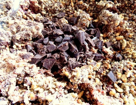 Порубить шоколад.