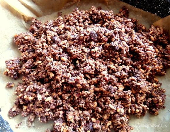 Перемешиваем тщательно, переносим массу на пергамент в форму с бортиками. Я делала в широкой сковороде с плоским дном диаметром 28 см.