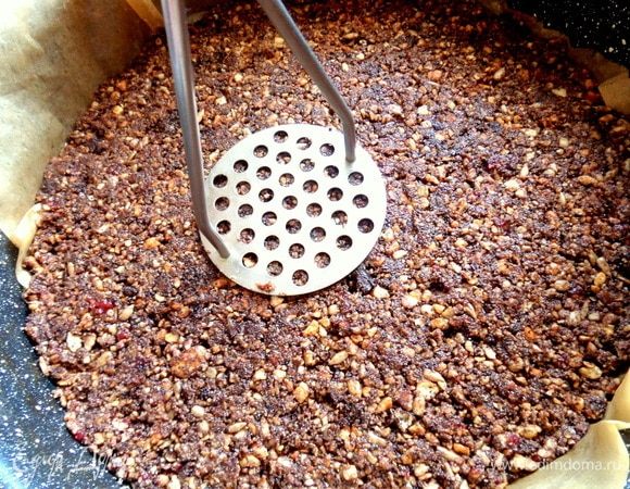 Утрамбовать толкушкой в ровный пласт. Убираем в холодильник на пару часов.