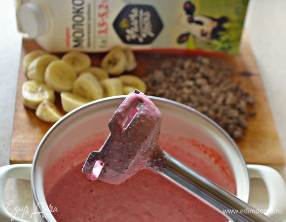 В емкости для взбивания соедините творог, сахар и клубнику. Взбейте с помощью блендера до однородности. Добавьте кусочки банана и продолжайте взбивать. Постепенно введите молоко. Добавьте в готовую смесь кусочки рубленого шоколада и перемешайте ложкой.