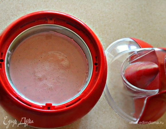 Дальше полученную смесь я вылила в емкость мороженицы и готовила еще 30 минут до загустения мороженого. Но можно, конечно, разлить смесь по контейнерам и затем поставить в морозильную камеру примерно на 3 часа.