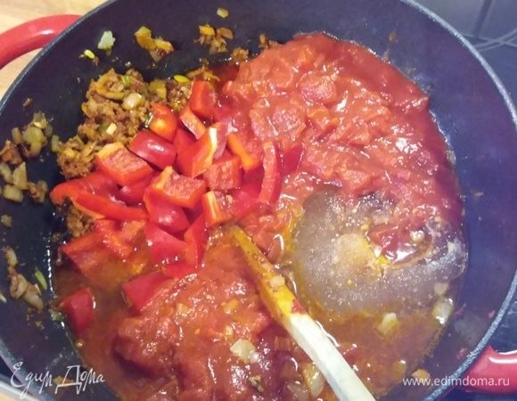 Добавить перец, влить бульон и консервированные помидоры и тушить в течение 20 минут. Я не люблю, когда картофель варится в кислой среде, он остается твердым даже тогда, когда готов. Если вам это не мешает, то забросьте очищенный и нарезанный на кубики картофель вместе с перцами и тушите около 40 минут до готовности картофеля. Я поставила вариться картошку параллельно (отдельно).