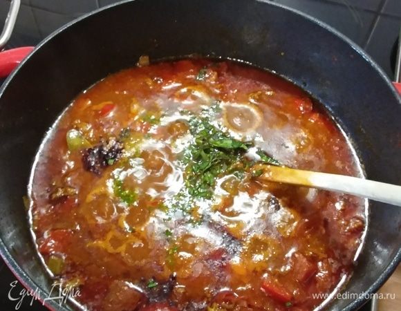 В конце варки посолить, поперчить, добавить сахар. Еще раз попробовать на специи (карри, зира и т.д.) и по необходимости добавить. Если есть, можно добавить также и пряные травки: розмарин, орегано и майоран.