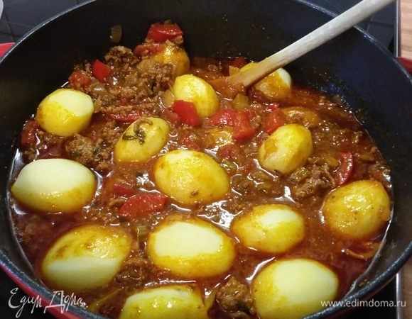 Осталось выложить готовый картофель и тушить еще минут 10. Рагу окончательно готово.