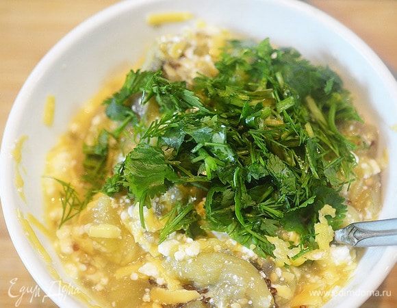 И рубленую зелень. Все перемешайте.