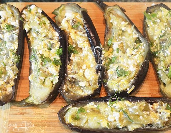 Начините полученным фаршем баклажанную кожицу.