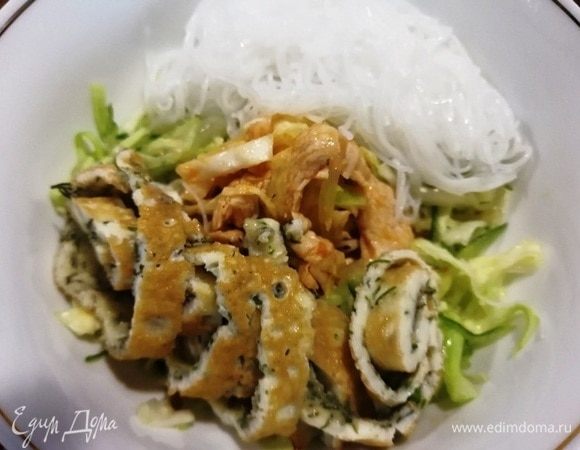 В центр пиалы выкладываем куриную основу, по кругу выкладываем огуречный салат, с одной стороны выкладываем омлет, с другой — фунчозу.