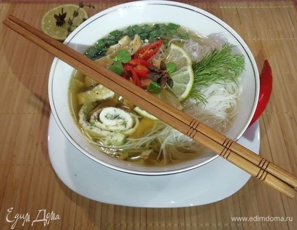 Наливаем остывший бульон, украшаем суп зеленью и дольками лайма, по желанию, перцем чили. Можно подавать!