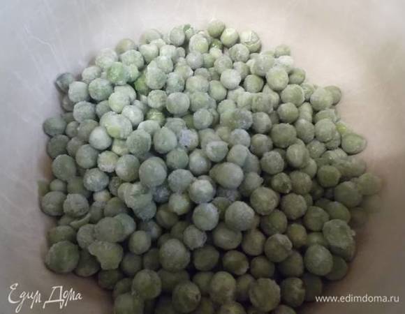 Замороженный горошек засыпать в кастрюлю, залить водой и проварить с момента закипания 10 минут.