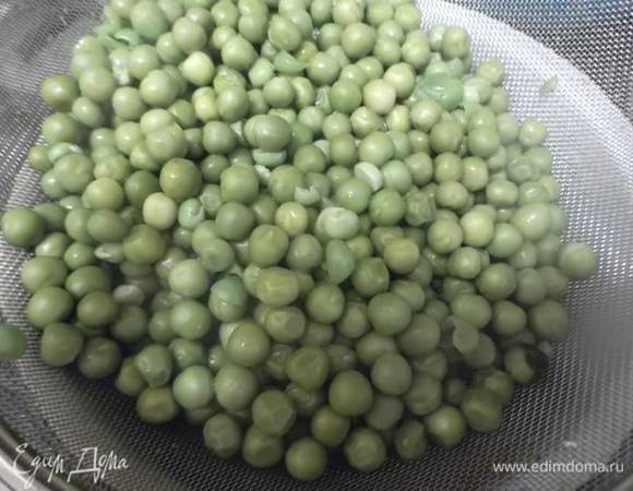 Откинуть на сито и промыть водой.