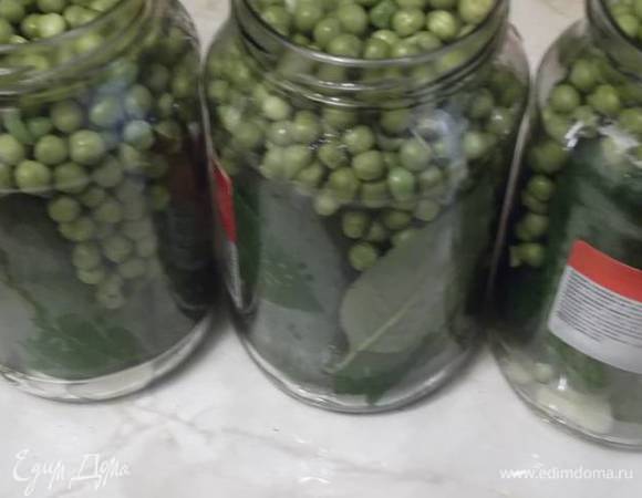 Сверху засыпать горошек.