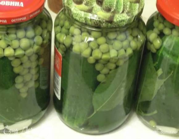 Банки залить кипятком, прикрыть крышками и оставить остывать на 20 минут.