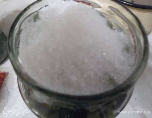 Воду слить. В каждую литровую банку засыпать 2 ст. л. сахара и добавить 2 ст. л. уксуса. Сварить рассол из 1,5 литров воды и 1,5 ст. л. соли, залить им банки.