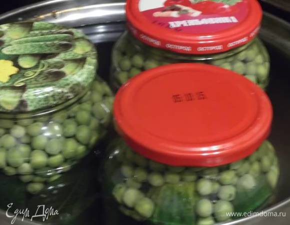 Прикрыть крышками и поставить на стерилизацию на 10 минут с момента закипания. Рецепт на три литровых банки. Банки закатать и перевернуть. Удачных заготовок!