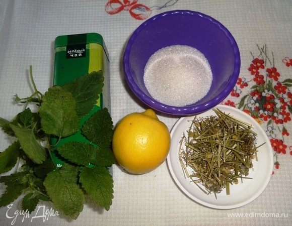 Подготовить необходимые компоненты для приготовления чая. Мелиссу вымыть, обсушить, нарезать. Немного мелиссы оставить для подачи.