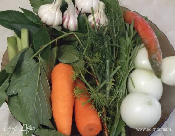 Подготовить банки и специи. Я кладу листья вишни с палочками, листья смородины с палочками, лист хрена, лук половинку средней головки на банку, половину морковины на банку, укроп, чеснок (головку целиком), только надо почистить донце и верхний слой шелухи. Веточку эстрагона, душистый перец и палки от молодого чеснока. При третьей заливке добавляю 0,5 ч. л. смешанных зерен кардамона и кориандра. Если есть горчица в зернах, то и ее тоже щепотку. Жгучий перец 1,5–2 см на 2-х литровую банку, но это по вкусу. У меня нет определенных пропорций специй по кол-ву листочков. Все на глаз или как рука положит. Рассолом пользуюсь уже много лет постоянно, вот только вариации специй у меня всегда меняются. Банки все хранятся в квартире. Стоят успешно по 2 и 3 года, когда уж очень большой посол. Из 6 кг огурцов выходит шесть 2-х литровых банок.