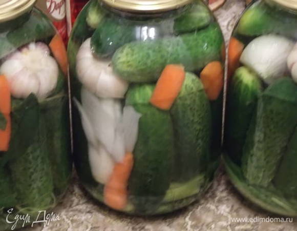 Залить банки кипятком и накрыть крышками. Дать постоять минут 15. Затем воду из банок слить в кастрюлю и вскипятить. Опять залить банки и дать постоять 15 минут. Опять слить воду в кастрюлю.