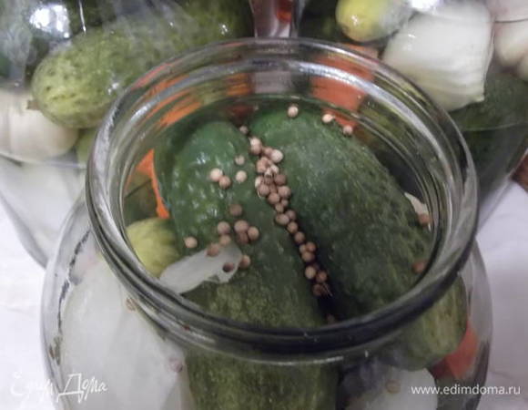 Засыпать зерна в банку и накрыть крышкой. В слитую воду добавить сахар и соль. Дать закипеть, чтобы все растворилось. Рассолом залить банки. В каждую банку по 2 литра, добавить 1 ст. л. 9% уксуса. Закрыть и закатать. Удачных заготовок!