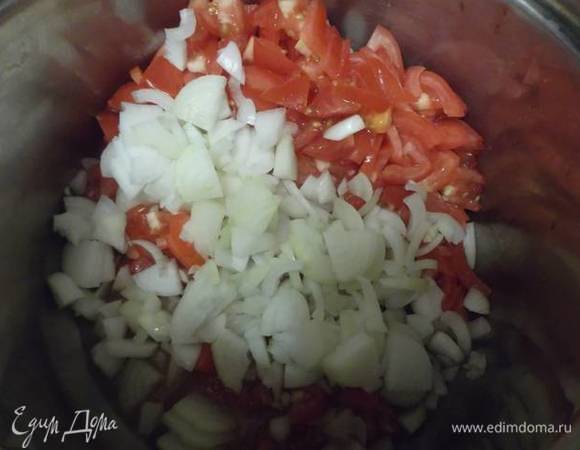Помидоры и лук нарезать.