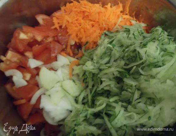 Огурцы и морковь натереть.