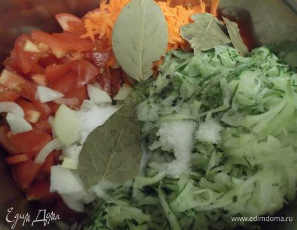 Добавить масло, соль, лавровый лист и перец.