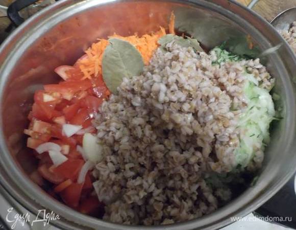 Всыпать заранее подготовленную перловку. Я перловку делаю так: сухую заливаю произвольным количеством воды и довожу до кипения. Кипячу в течение 5 минут, сливаю через сито. Затем опять наливаю произвольное количество воды и довожу до кипения. В кипящую воду забрасываю перловку и варю в течение 30 минут, сливаю.