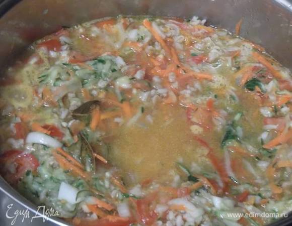 Перемешиваем. Ставим смесь на огонь и доводим до кипения. Когда закипит, убавляем огонь и кипятим под закрытой крышкой 30 минут.