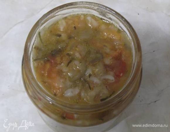 Раскладываем по подготовленным банкам и закручиваем. Кутать не надо. Из количества продуктов выходит 3 литра заготовки. Заготовка очень вкусная. Вы это поймете, когда будет вариться. Всегда можно ложечку попробовать. Удачных заготовок!