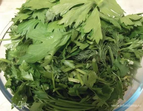 Зелень промыть, просушить.