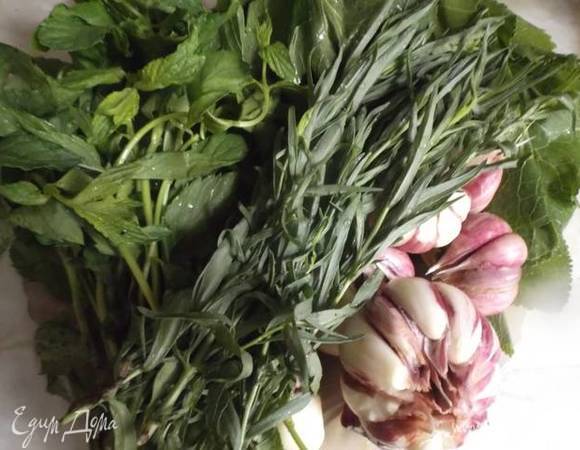 Подготовить банки и специи. Лавровый лист и простой перец горошком я не добавляла. Огурцы перед заготовкой замочить в холодной воде часа на три. Промыть огурцы, помидоры и капусту. Уложить в банки специи и овощи.