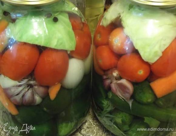 Залить кипятком и оставить на 20 минут. Затем воду с банок слить в кастрюлю и вскипятить. Снова залить банки на 20 минут. Теперь сливаем снова воду в кастрюлю, добавляем сахар и соль. Доводим до кипения и полного растворения соли и сахара. В 3-х литровую банку добавляем 2 ч. л. уксусной эссенции и заливаем рассолом. Закатываем и переворачиваем до полного остывания. Удачных заготовок!