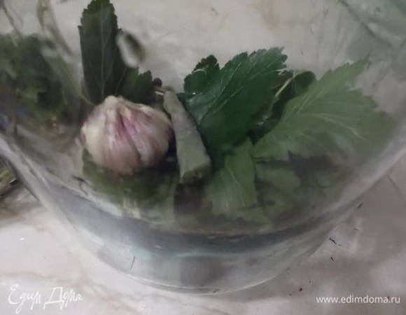 На дно банки уложить листья черной смородины с веточками, чеснок, перец. Больше ни каких приправ не надо, если вы хотите вкус смородины, т.к. листья хрена и вишни будут перебивать вкус.