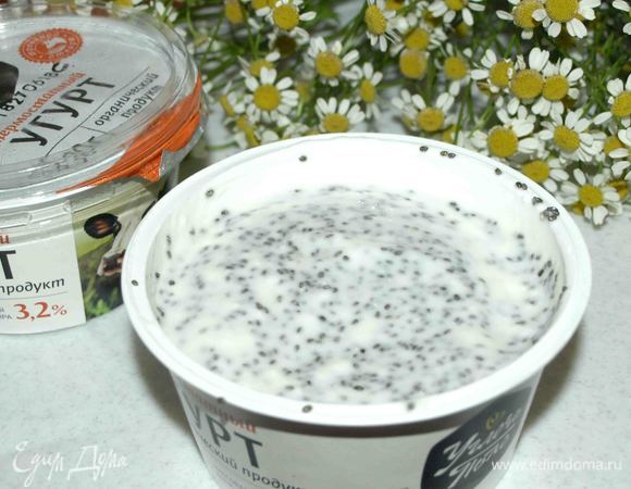 Открыть одну упаковку угурта ТМ «Углече Поле», добавить в угурт семена чиа и хорошо перемешать. Закрыть крышкой и отправить в холодильник на ночь.