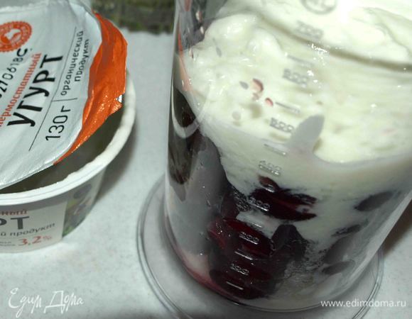 Вишню перекладываем в стакан блендера, добавляем содержимое второй упаковки угурта ТМ «Углече Поле». Погружным блендером тщательно соединяем. Можно добавить любой подсластитель на ваш вкус.
