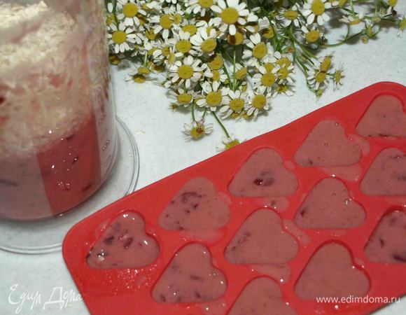 Немного угурта с вишней перекладываем в формочки для льда. Отправляем в морозилку на ночь. К оставшемуся угурту с вишней добавляем овсяные хлопья, перешиваем. Накрываем крышкой или пищевой пленкой и отправляем на ночь в холодильник.