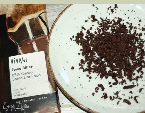 Утром приступаем к сборке завтрака. На терке натереть шоколад.