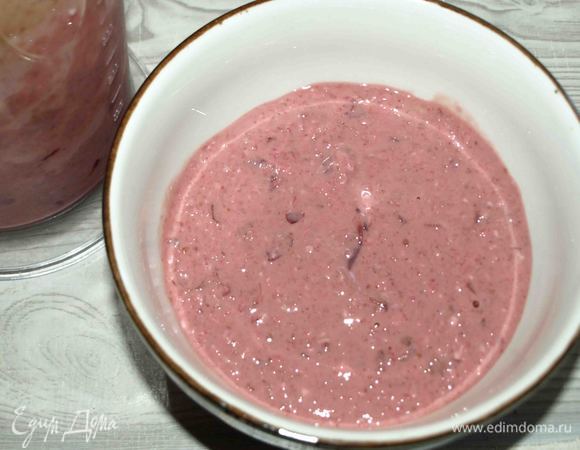 В тарелки выкладываем угуртово-вишневую смесь с овсяными хлопьями.